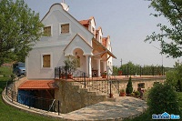 Nyaraló építés, borospincével: Balatonudvari